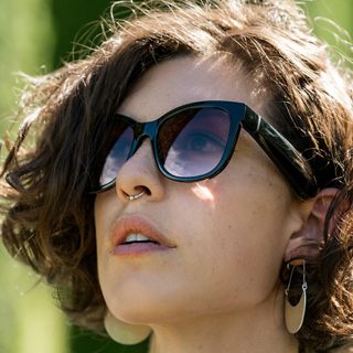 Woman wearing Bose Frames Soprano with Purple Fade lenses