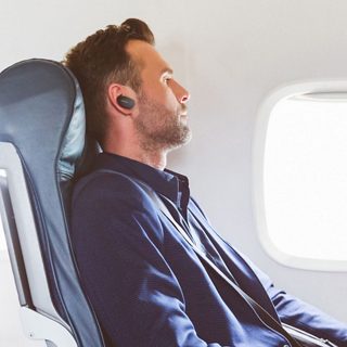 飛行機の移動をより快適にするノイズキャンセリングヘッドホン | ボーズ