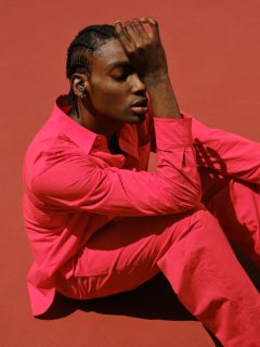 Personne portant des écouteurs Bose QuietComfort Ultra