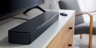 Bose Soundbar 700 y una televisión en una consola de TV
