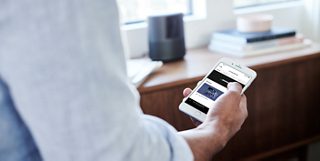 Homme en train d’utiliser l’application Bose Music sur son smartphone