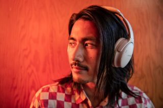 Homme portant le casque Bose QuietComfort 45