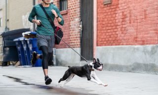 Le casque Bose QuietComfort 45 dans son étui de transport sur un bureau