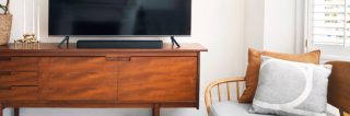Bose hangprojektor és egy tévékészülék