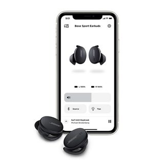 Bose Sport Earbuds en Triple Black y pantalla de teléfono móvil mostrando los audífonos Bose Sport Earbuds en la aplicación Bose Music