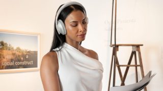 Woman wearing Bose Noise Cancelling Headphones 700