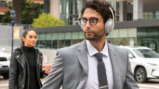 Homme portant un casque Bose Noise Cancelling Headphones 700 en marchant à l'extérieur