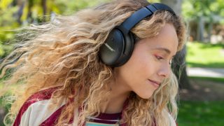 امرأة ترتدي سماعات Bose QuietComfort 45