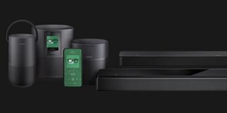 一部智能手機與 Bose 便攜式智能揚聲器、Bose Home Speaker 500 智能揚聲器、Bose 智能揚聲器 300、Bose Soundbar 500 家庭娛樂揚聲器及 Bose Soundbar 700 家庭娛樂揚聲器