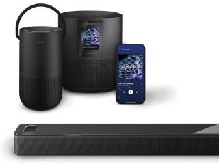 Bose 便攜式智能揚聲器、Bose 智能揚聲器 500 及 Bose 智能 Soundbar 與一部智能手機一同展示