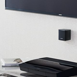 Enceinte murale Virtually Invisible et console média.