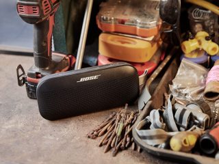 SoundLink Flex Bluetooth Speaker sobre una mesa de trabajo
