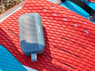 Un altavoz Bluetooth SoundLink Flex sobre una tabla de paddle surf
