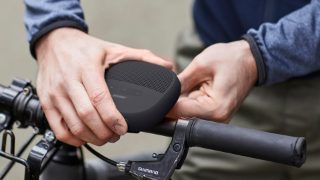 Người đàn ông gắn loa SoundLink Micro Bluetooth vào ghi đông xe đạp của mình