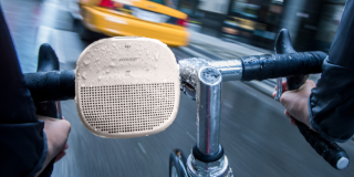 Enceinte Bluetooth White Smoke SoundLink Micro fixée au guidon d'un vélo