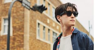 Man wearing Bose Frames Alto