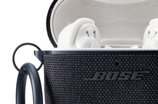 BOSE イヤホン QuietComfort Earbuds II ケース付きまた充電ケーブルも未使用です