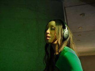 Femme portant le casque Bose QuietComfort Ultra