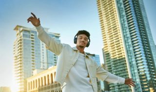 Homme dans une ville portant le casque Bose QuietComfort