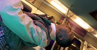 Homme portant des écouteurs Bose QuietComfort Earbuds II dans le métro