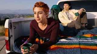 Kobieta w słuchawkach Bose QuietComfort Earbuds II pijąca poranną kawę na świeżym powietrzu