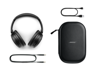Наушники Bose QuietComfort, аудиокабель 3,5–2,5 мм, зарядный кабель USB-C и чехол для переноски.
