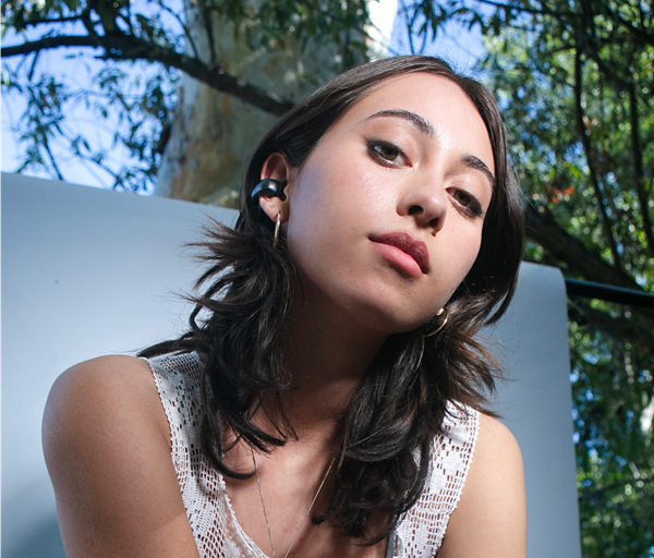 Los nuevos auriculares de Bose, luciendo el ajuste en la hélice de la oreja