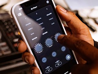 Controlando el S1 Pro+ Wireless PA System a través de la aplicación Bose Music en un smartphone