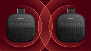 兩部 Bose SoundLink Micro 便攜式揚聲器(第 2 代)模擬配對。
